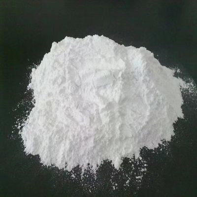 Polvo desecante de grado industrial que absorbe la humedad con propiedades higroscópicas y fórmula química CaCl2